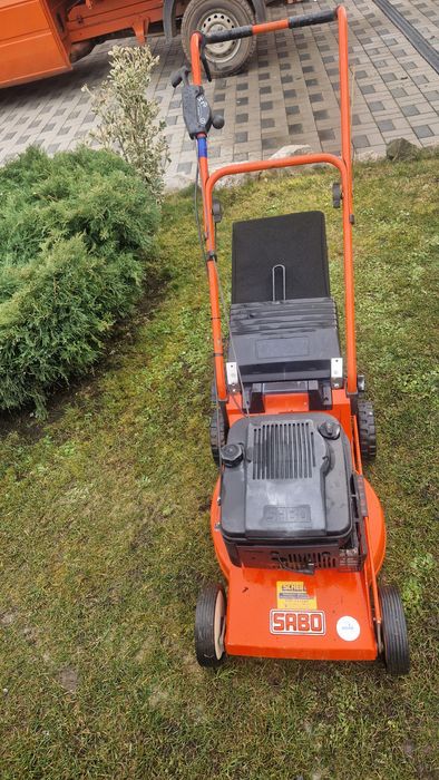 Vand masina de tuns iarba pe benzina