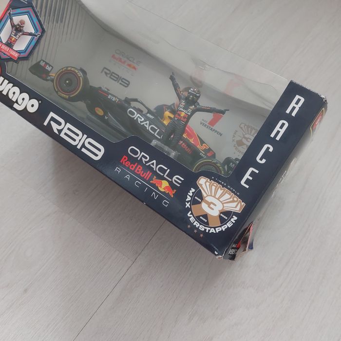 F1 Ред Бул 1:24 Макс Верстапен Bburago Oracle Red Bull Racing RB19 2023 модел количка с фигурка