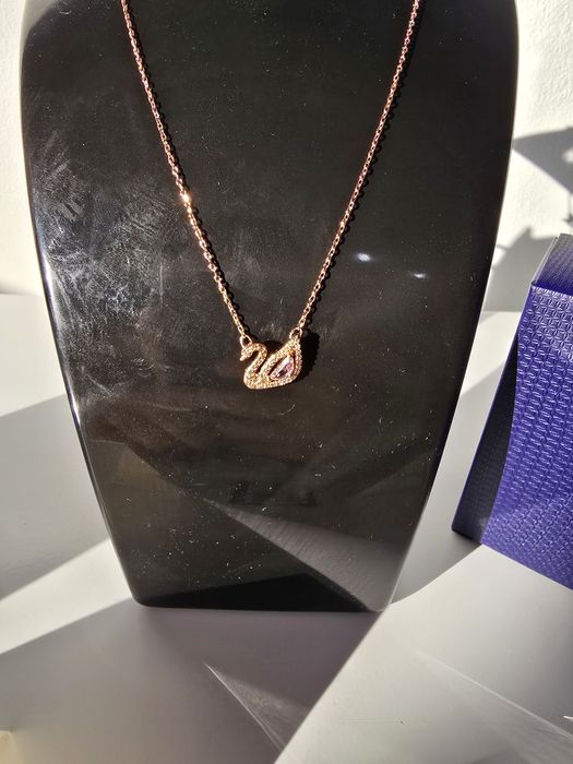 Colier Swarovski Swan Roz-Auriu – Cristal , Elegant & Feminin
Lebădă,