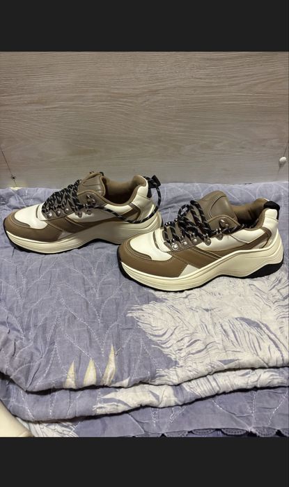 Кроссовки женские