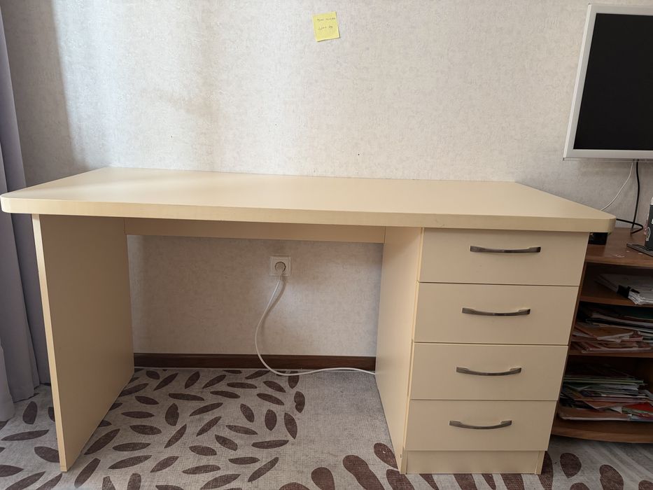 Письменный стол..