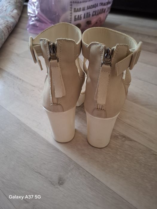 Продам босоножки