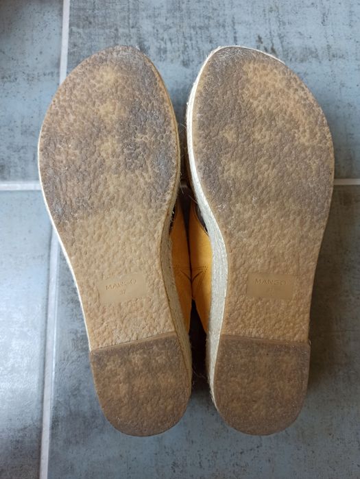 Велурени чехли с равна платформа и велурен клъч Mango