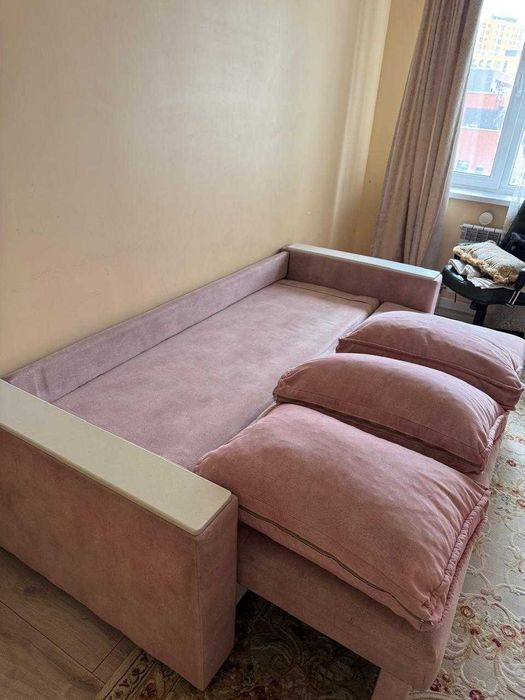 продаю розовый диван