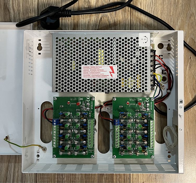 Sursa de alimentare, pana la 16 camere, 12V/8A/16 x 0,5 A