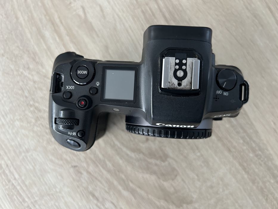 Body Canon R + incarcator si baterie cadou + obiective