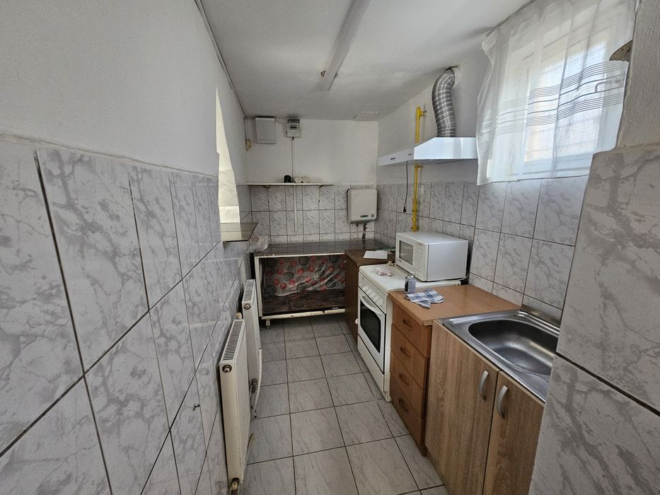 Vând sau închiriez magazin școlar