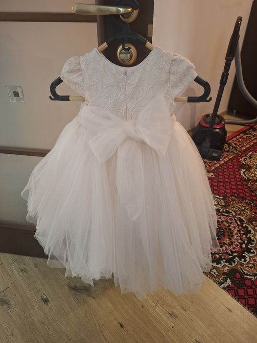 Платье на тусаукесер с шлейфом сзади