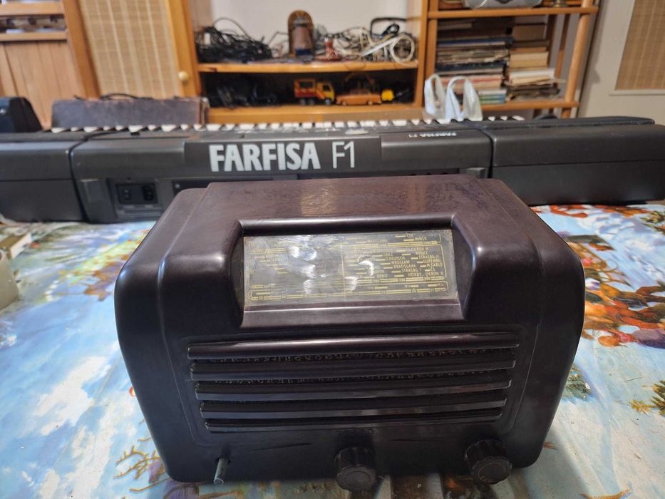 Две стари бакелитени радиа Тесла Талисман