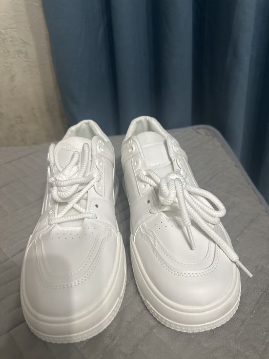 Новые белые кроссовки 44 размера