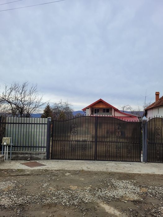 Vând casă într-o zonă superbă