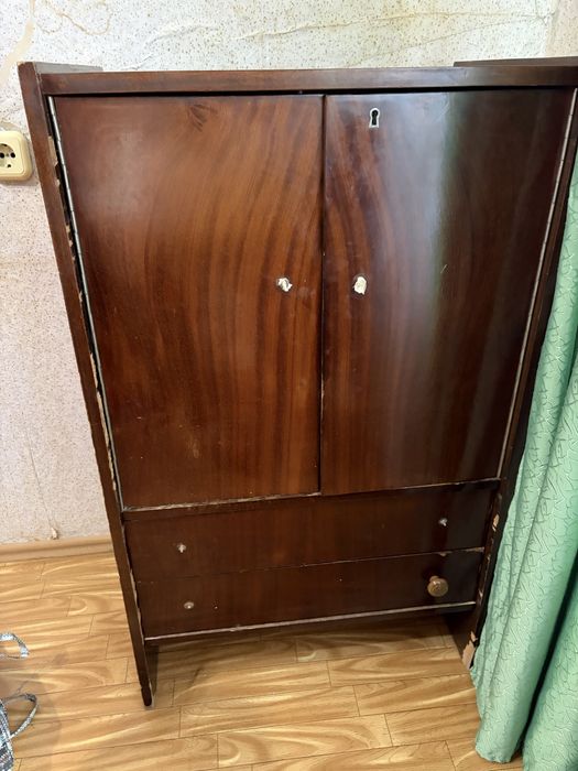 Отдам даром тумбочки и телевизор