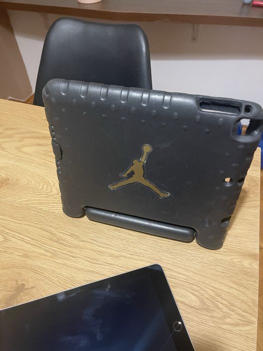 Ipad air 2 cellular 64 gb + подарък протектор за малко дете