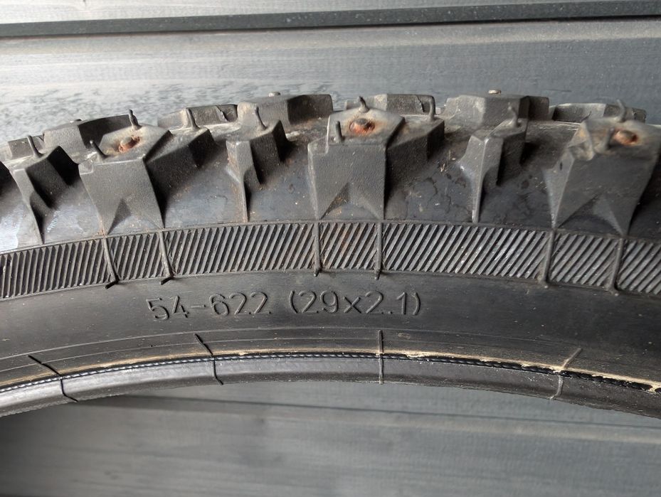 Anvelope bicicletă cu cuie