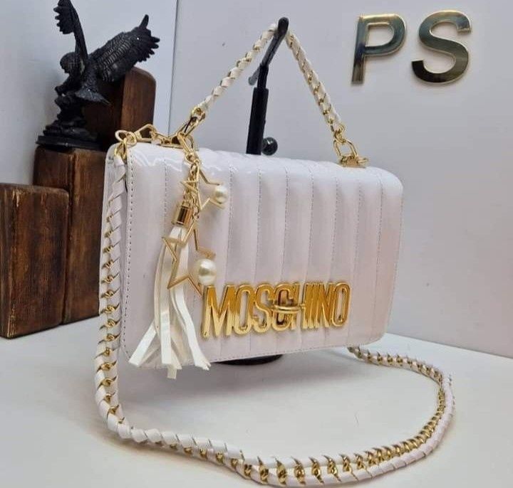 Geanta Moschino, logo metalic auriu, super model