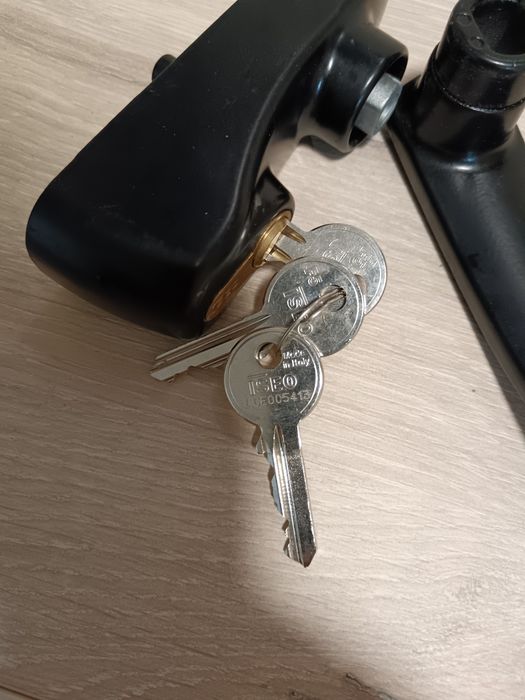 Дръжка за врата с три ключа iseo ИТАЛИАНСКА