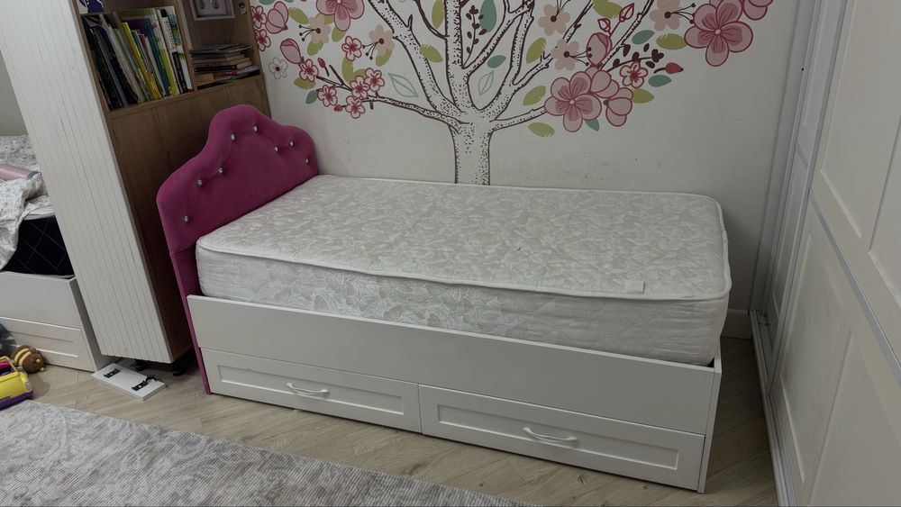 Продам детскую кровать б/у