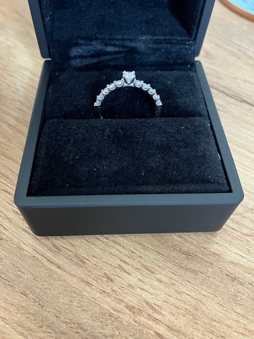 Годежен пръстен бяло злато с диаманти.