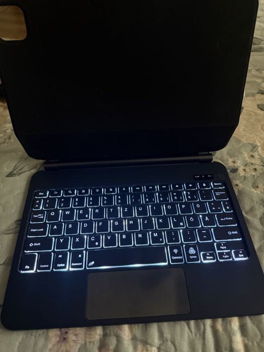 Husa cu tastatura pentru ipad