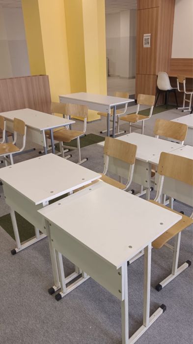 Школьные парты со стульями