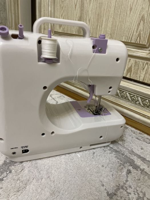 Ручная швейная машинка не использованная новая