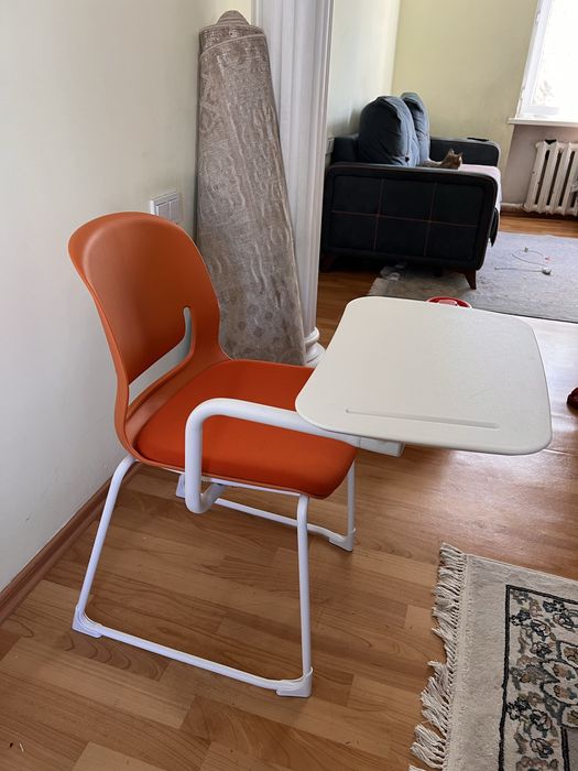 Стул со столиком