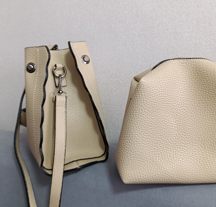 Кожаная сумка с косметикой