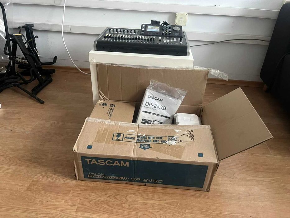 Mикс пулт TASCAM 24 канален