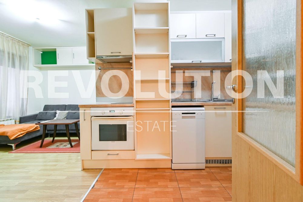 Дава се под наем Тристаен апартамент в София, Витоша - 77 кв.м за 847.62 € - Снимка #2