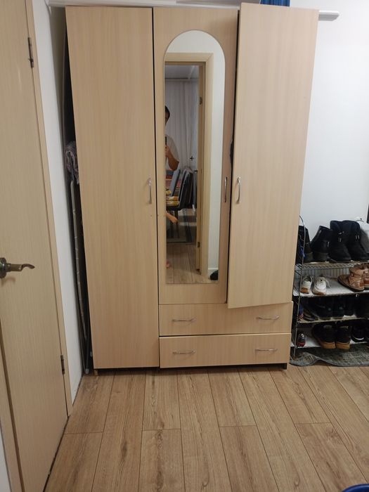 Шкаф трех дверный