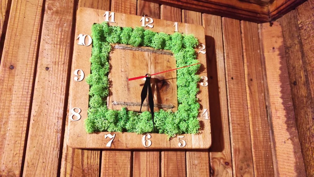 Дървени часовници със скандинавски мъх