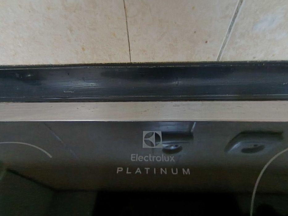 Продам кухонный гарнитур со встроенной техникой.