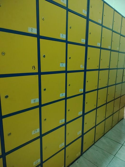 Vând 2 vestiare.
