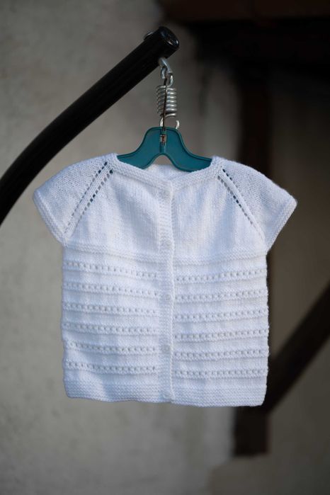 Ръчно плетени детски дрехи.