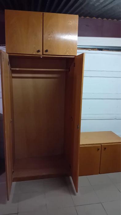 Dulap pentru haine cu un sertar atasat