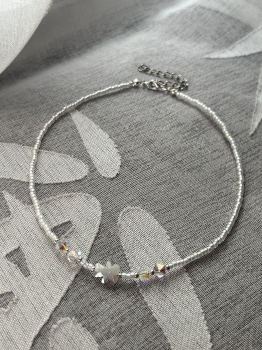 Чоукъри, колиета и гривни с мъниста и висулка мече