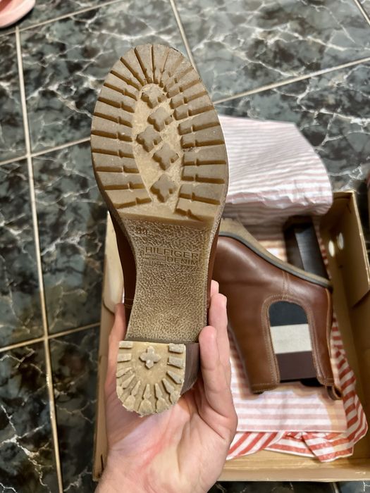 Vand ghete dama Tommy Hilfiger 39 piele maro