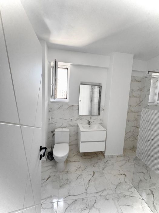 Persoana Fizica  vand Ap. 2 camere  etaj 2 bloc  nou  cu lift,mobilat