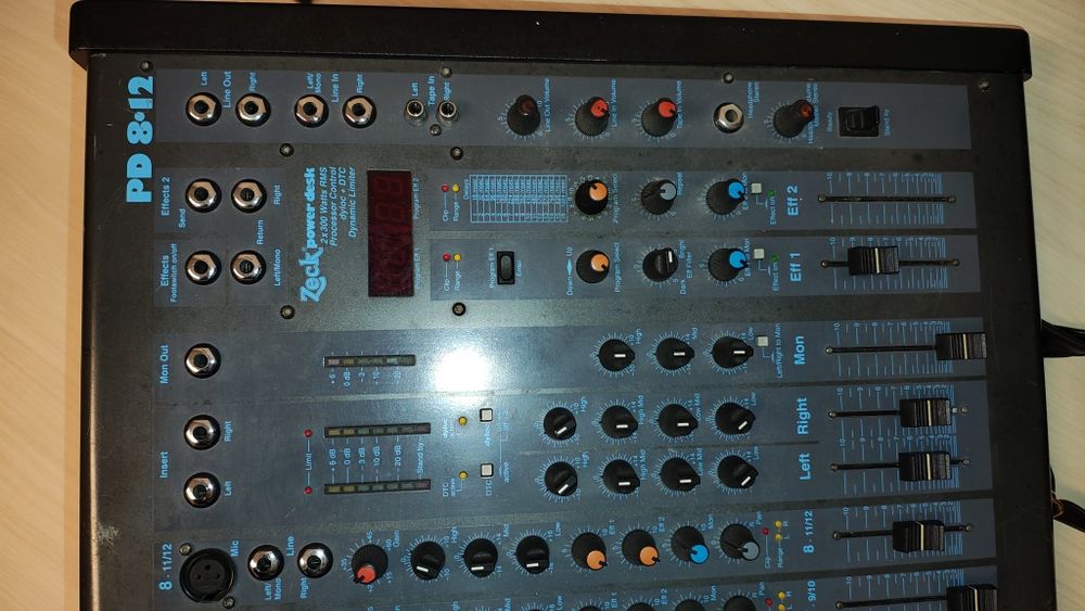 Zeck Power desk PD 8/12 ( mixer cu putere )