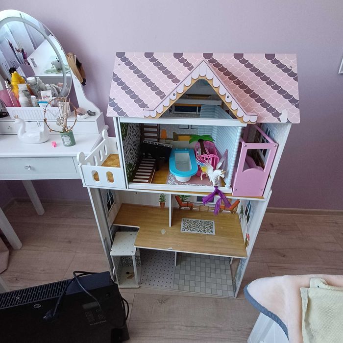 Детска дъвена къща за кукли