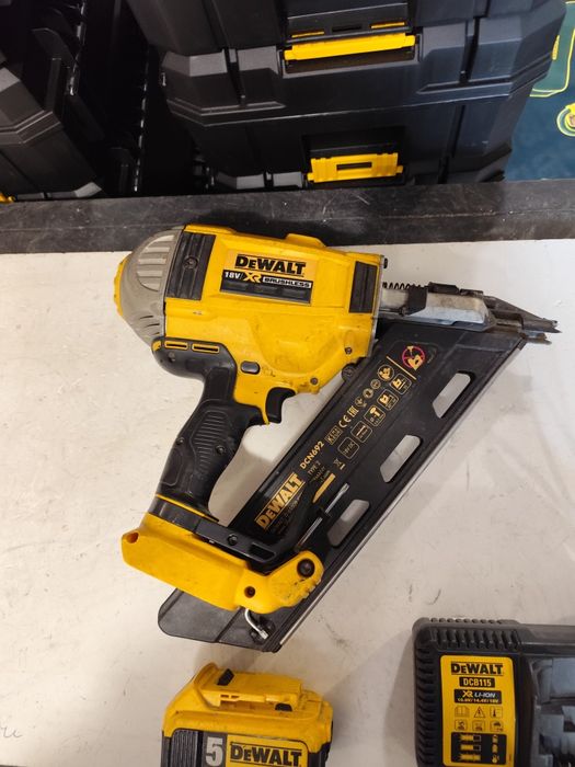 Акумулаторен такер за пирони Девалт комплект DeWALT DCN692 18V