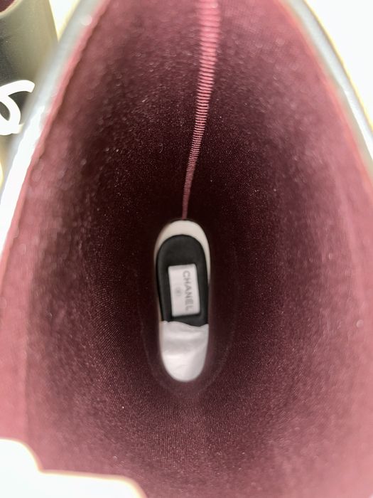 Черни ботуши Шанел отговарят на 39