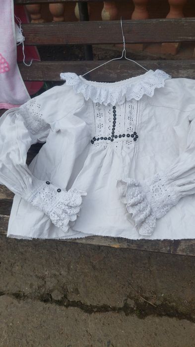 Vănd cămăși tradiționale din zona Beiușului.