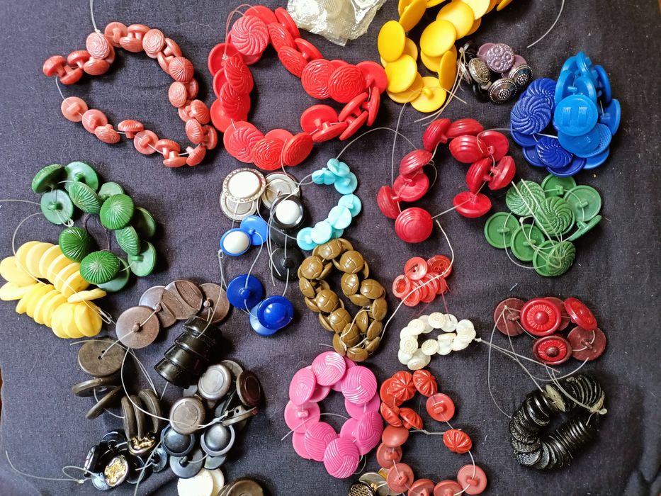 Пуговицы разные,