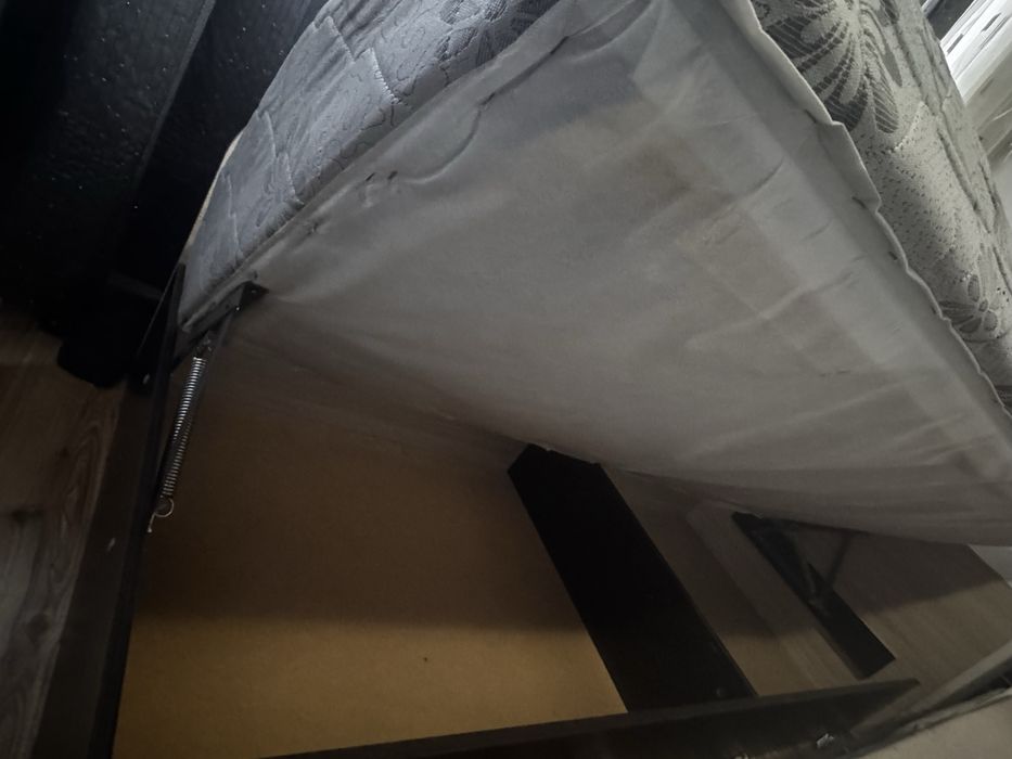 Легло с матрак.