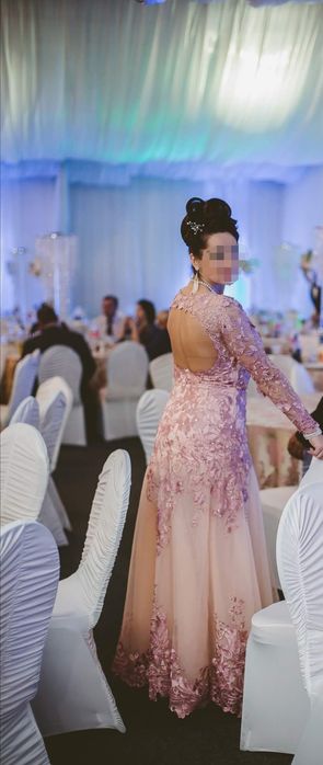 Rochie lunga de seara din dantela roz, cu spatele gol