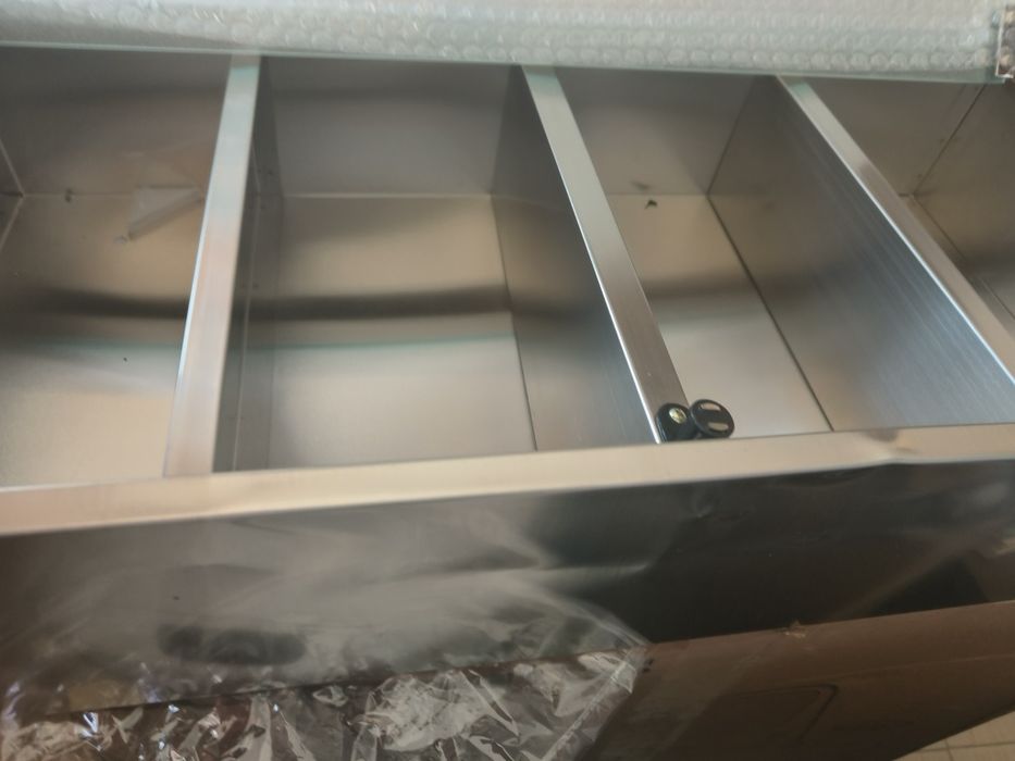 Метална аптечка със стъкло