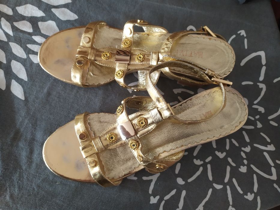 Продам босоножки