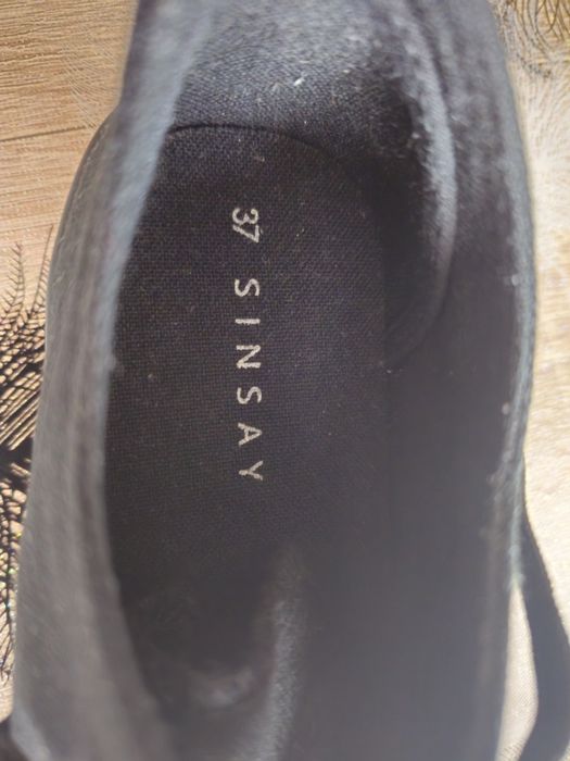 Продавам гуменки  SINSAY  н.37