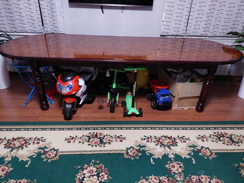 Продаётся  стол.